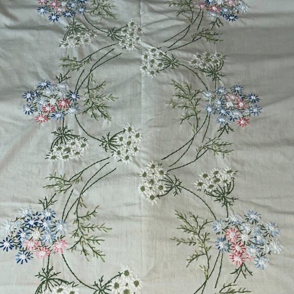 Hand Embroidered Scalloped Edge XL 57" X 100" Tablecloth Floral Pattern Linens - Picture 11 of 16